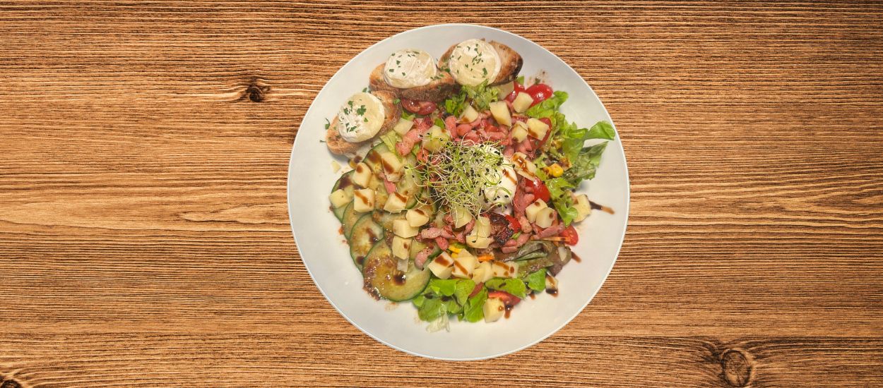 A base de pomme de terre lardon et œuf poché.